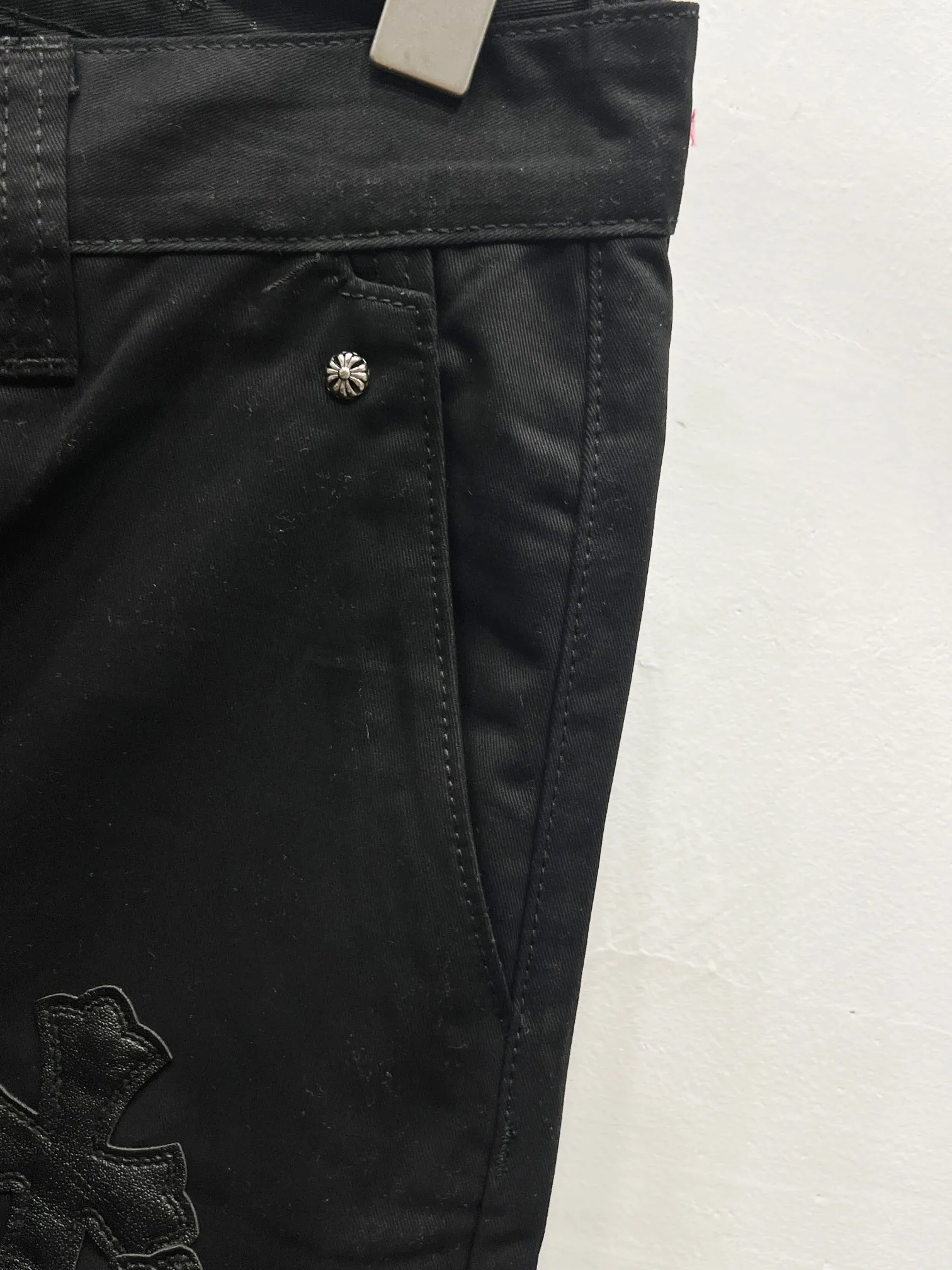 P260 Style No.: (c024) ChromeHearts & ChromeHearts patchwork leather Cow King jeans Original hardware accessories washed and other elevators, QR code analysis is from the original factory, high degree of restoration, welcome to compare with a certain product ~ Three-dimensional version Loose and comfortable, not picky about the body, taller and slimmer Big factory Seiko Original quality control Same style for men and women Can be matched with couples Versatile recommendation Necessary jeans for all seasons Hipsters have been disappointed From the quality selection of fabrics, the tailoring of details, and the matching of patterns, everything is impeccable! The upper body is so handsome when worn...it can be easily worn by men, women and children! The craftsmanship is made of heavy-duty washed pure cotton denim fabric. After washing, it is soft and thick and looks very stylish when worn. Size: 28, 30, 32, 34, 36 (S-XXL) Color: black